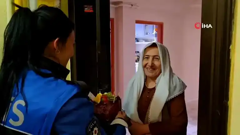 Polisin Yaşlı Kadına Doğum Günü Sürprizi