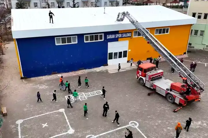 Kırıkkale İtfaiyecileri Öğrencilerin Toplarını Kurtardı
